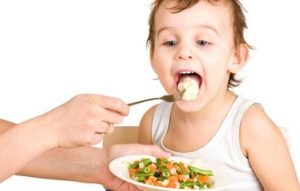 criança comendo alimentos guarda compartilhada pensão alimentícia 